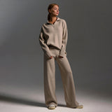 Indy | Damski dres z oversize polo swetrem i szerokimi spodniami w kolorze piaskowym