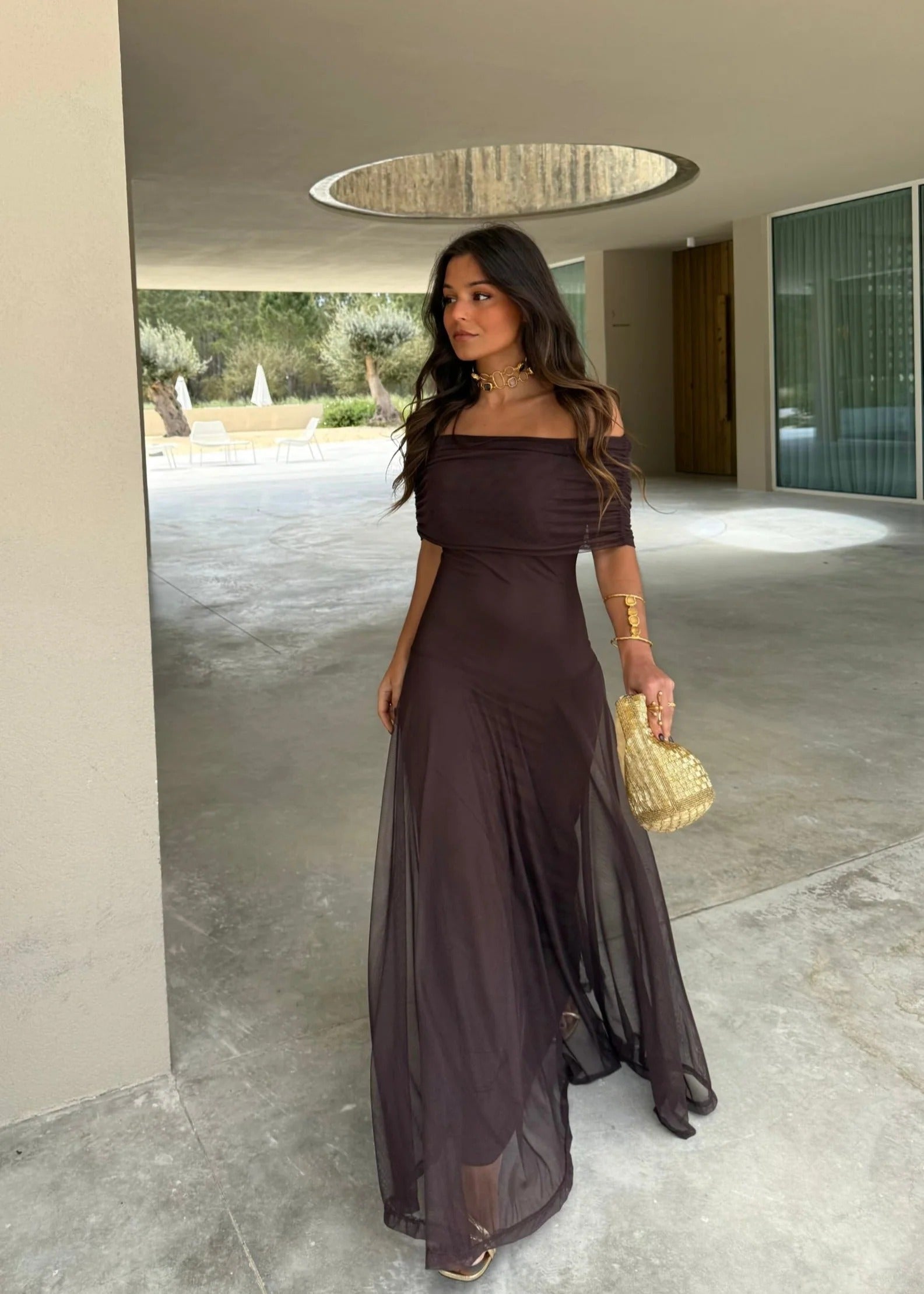 Juna | Elegancka Sukienka Maxi z Odkrytymi Ramionami i Zwiewnym Dołem