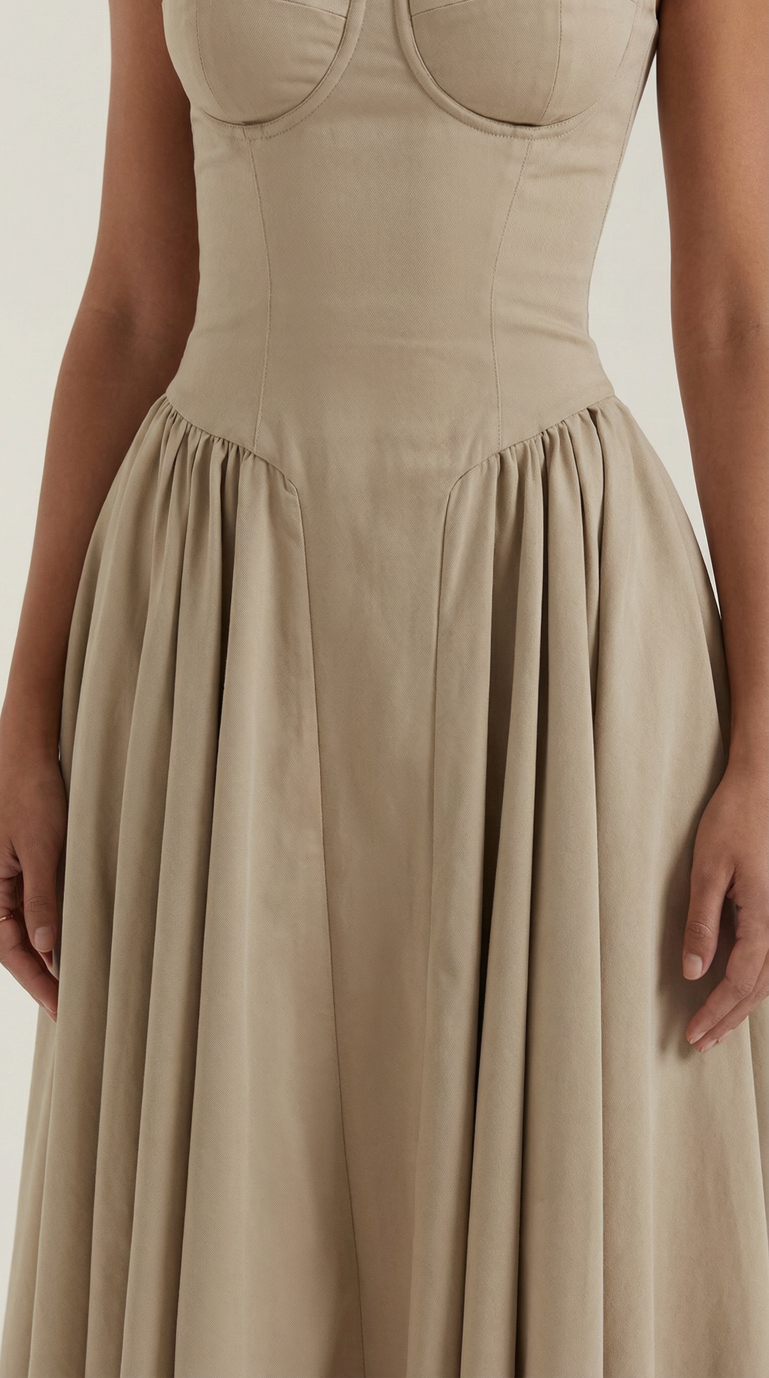 Odette | Elegancka sukienka midi z rozkloszowanym dołem i gorsetem